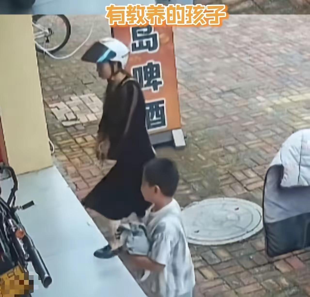 这个妈妈给全网的父母上了一课！妈妈带着孩子路过一家门口放着摩托车的店，孩子非常喜