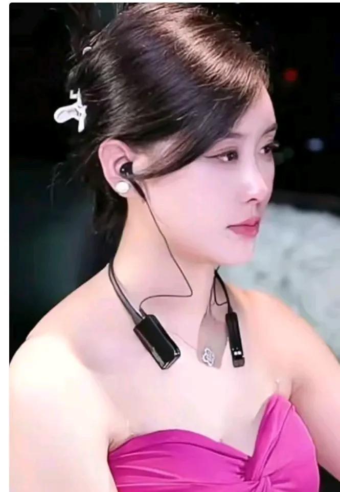 在厦门这座美丽的海滨城市，小林过着平静而内敛的生活。他的世界里，有画笔下的斑斓色