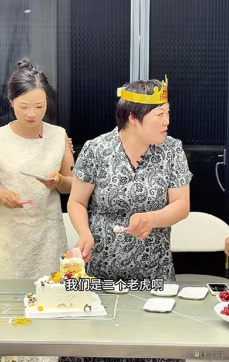 阿姨过个生日，把大家的年龄都给曝光了。

原来，阿姨这是来小凤家的第四个年头了，