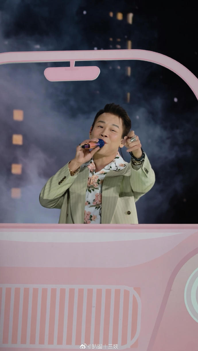 AI看到三个时期的陶喆 说实话我本来以为AI搞的也就是个噱头，结果看到凤梨头那一