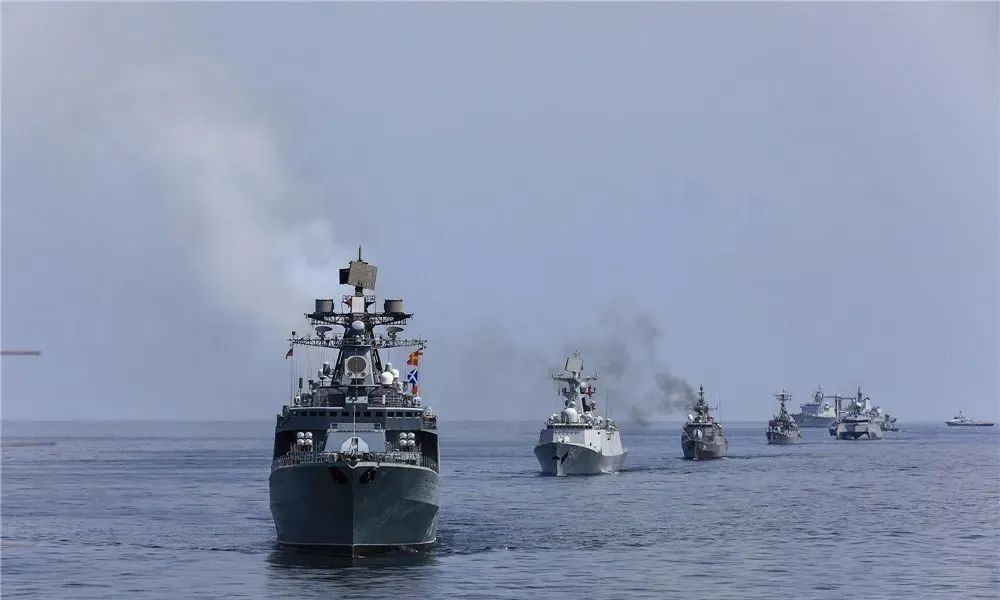 当地时间13日17时许，随着中伊俄海军参演舰艇靠泊伊朗恰巴哈尔港，“安全纽带-2