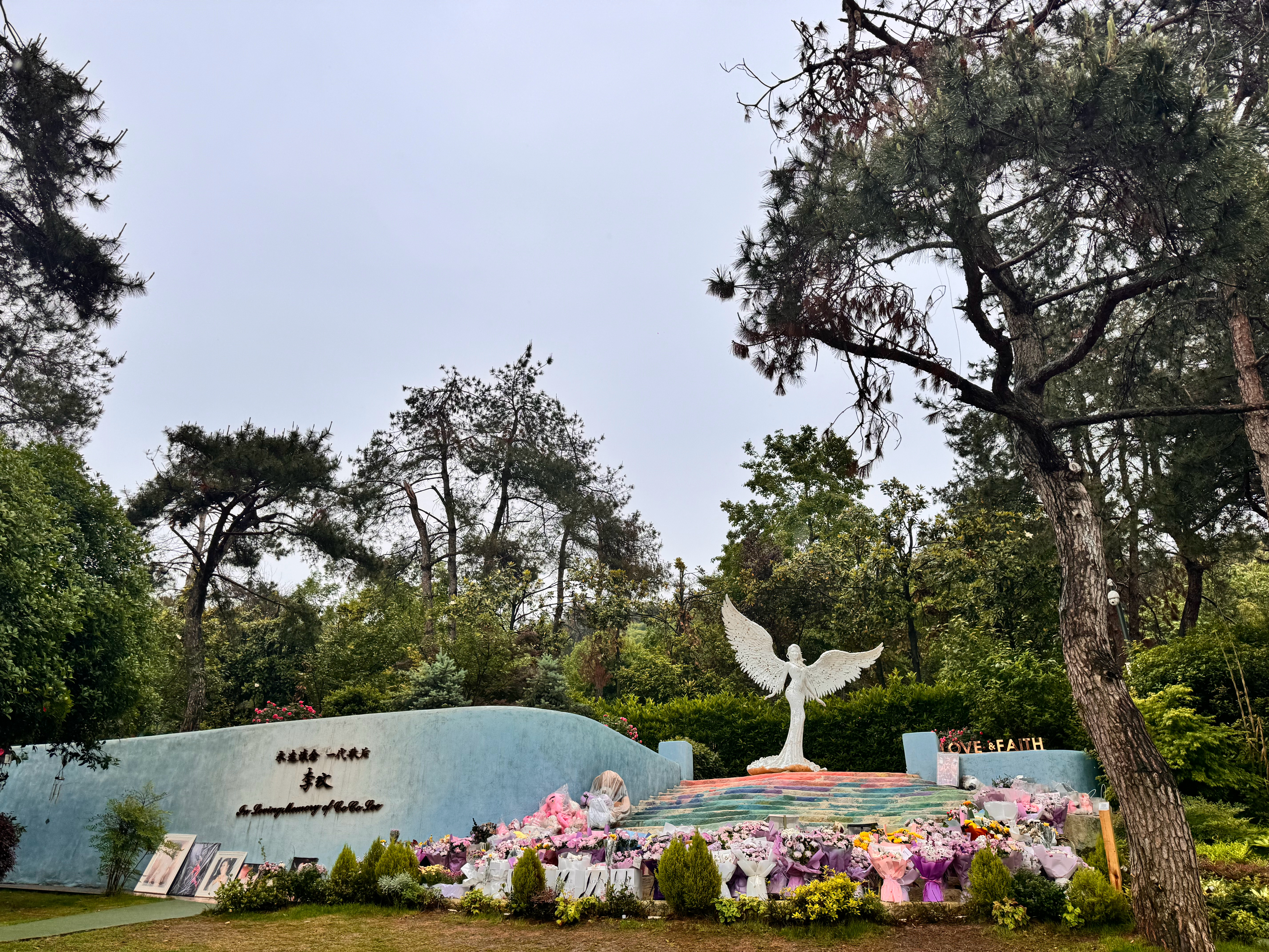 五月去看CoCo的时候，就以前这个样子挺好的。#墓园回应李玟墓地杂草丛生# ​​
