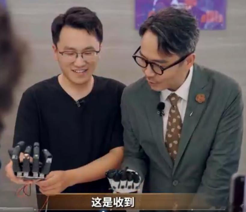汪涵用AI机械手教手语机械手内心OS：好好做个智能工具不好吗，非要被拉来营业学手