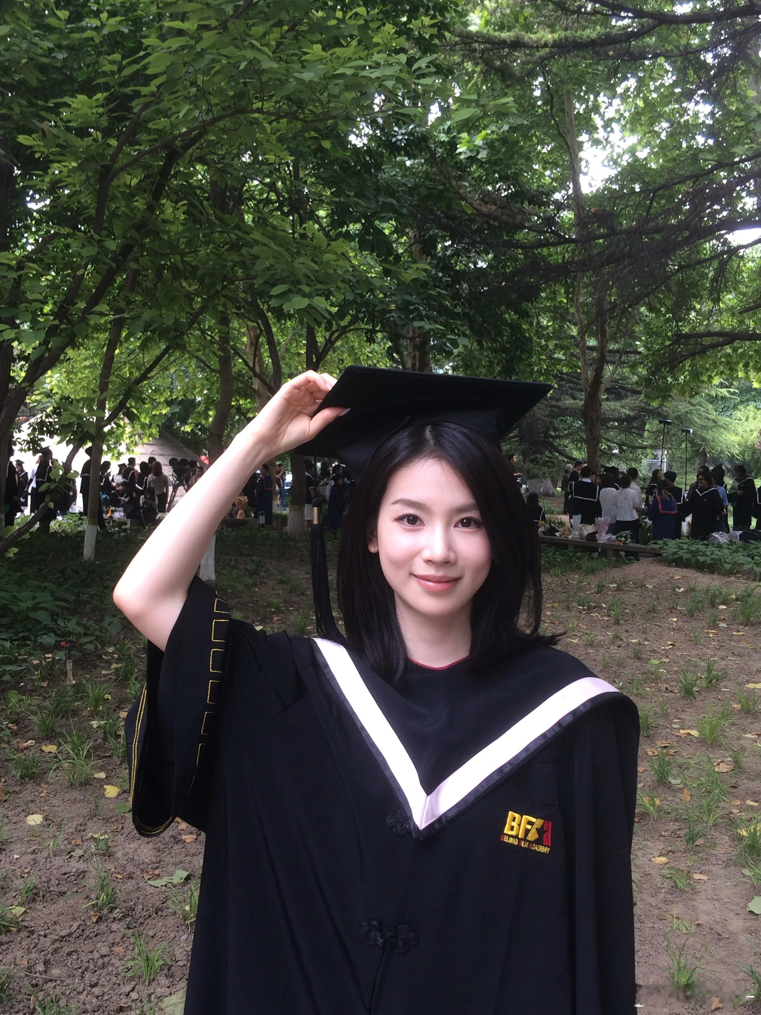 👩🏻‍🎓 ​​​