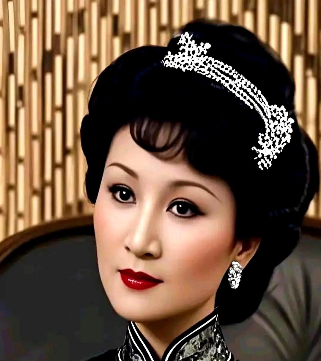 1995年，狄波拉和谢贤办完离婚。
她带着200万嫁妆嫁给谢贤，又一个人扛下他1