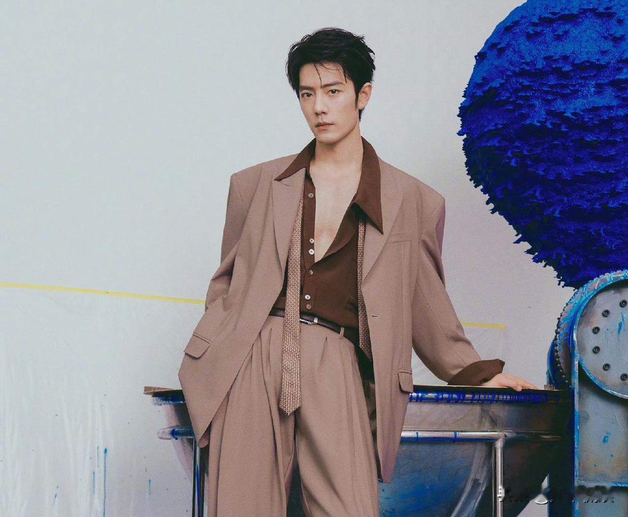 肖战登上新杂志VOGUE，设计师新奇的思路好有意思。

肖战登上VOGUE杂志的