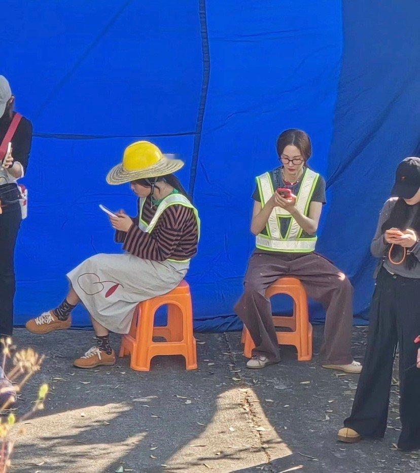 金晨这两天被偶遇到在珠海拍戏，但目前她和父母都拒回应此事。有网友去了事发现场，当