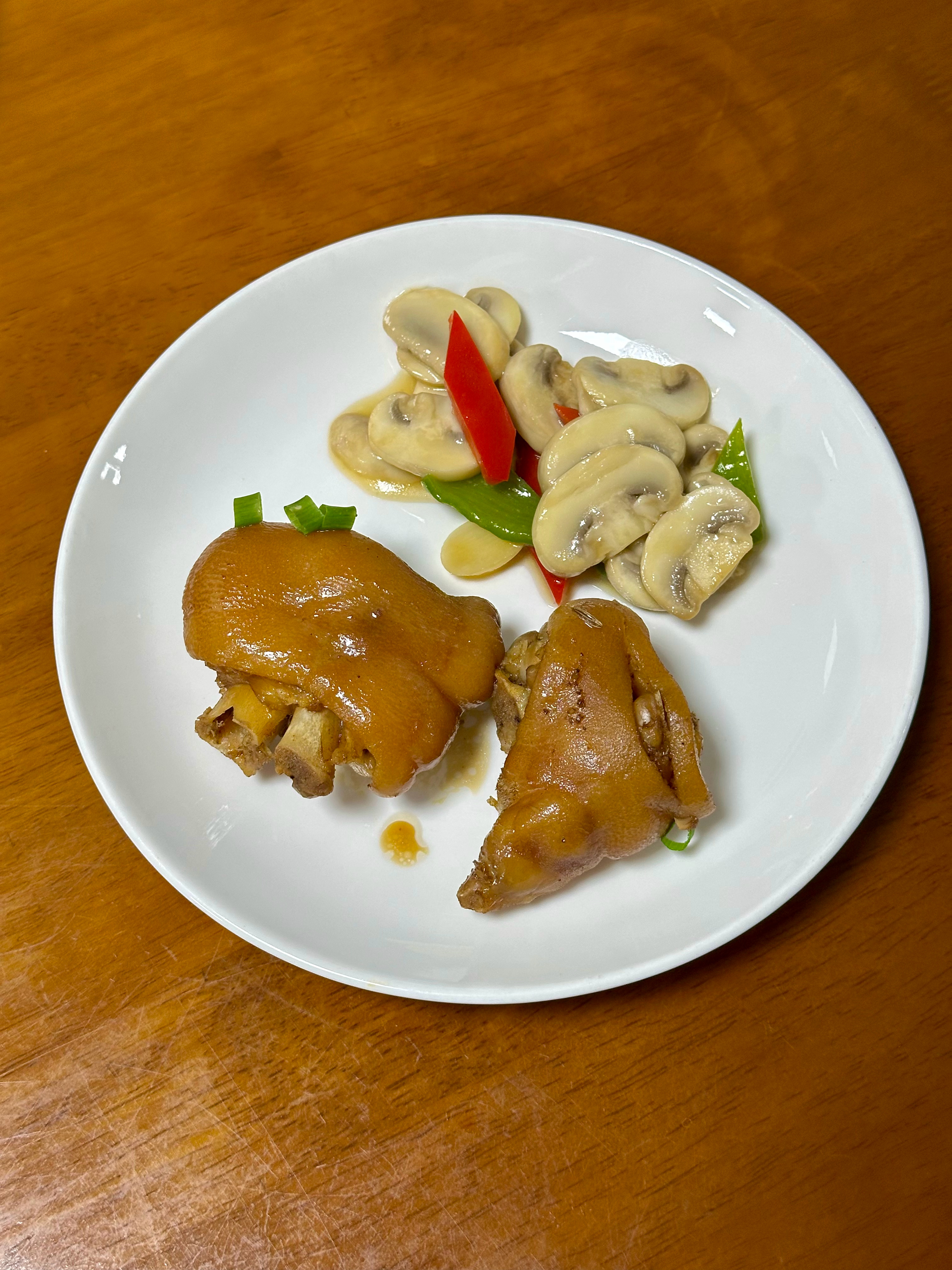 中午少了蔬菜，不管啦，夹两块蹄花儿下饭先[干饭人]  ​​​