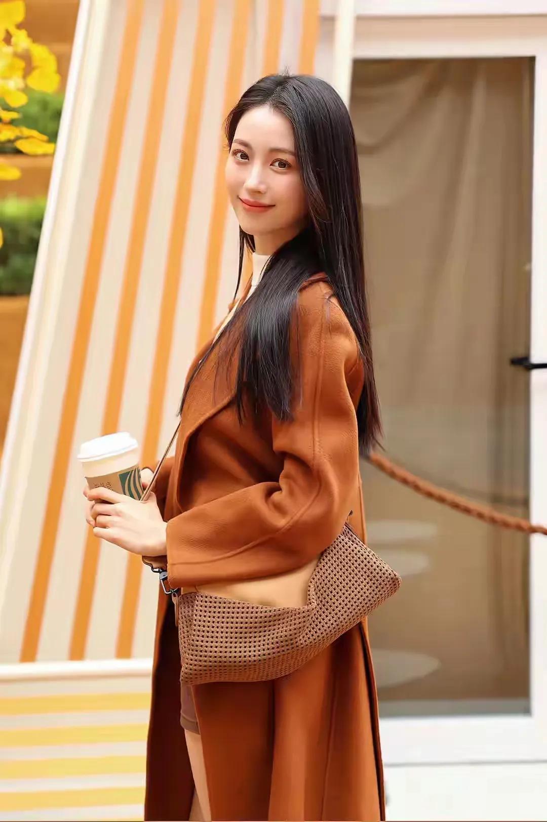 眼睛有神，仿佛能传达情感的眼睛会增加魅力。