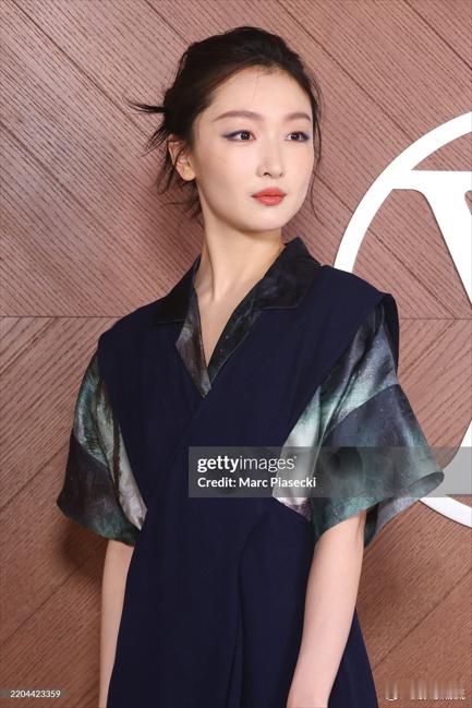 周冬雨蓝睫毛太对味了周冬雨的蓝色睫毛，给她的整体造型加分不少，既有玩味又带着点艺