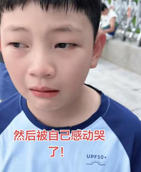男孩去北京旅游，站在天安门广场像被点名一样紧张。鼓起勇气，他向站岗哨兵敬礼。哨兵