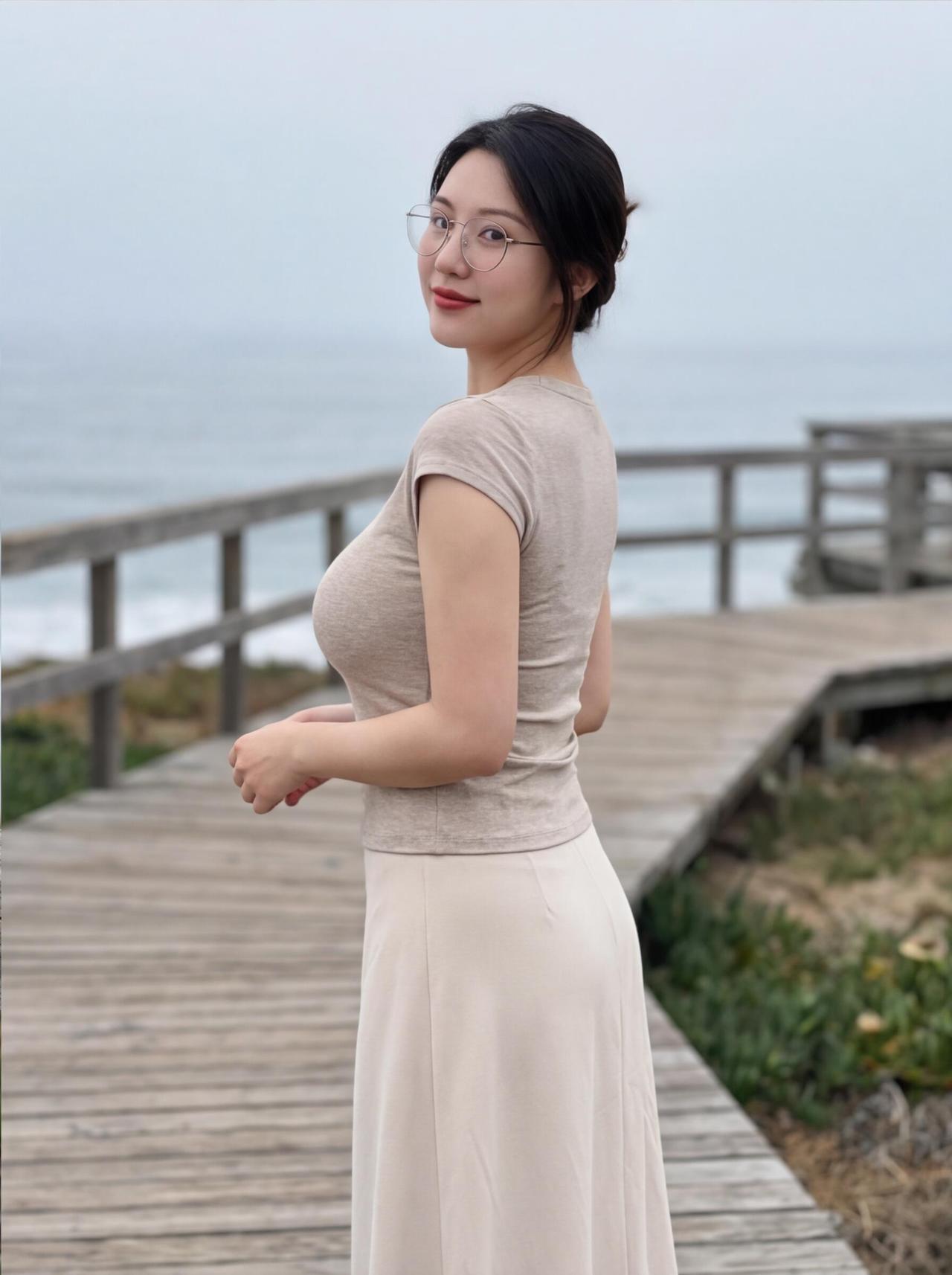 这是一个素人姐姐，但是样貌身条绝对不输于大明星。