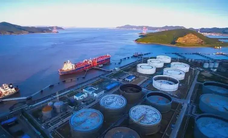 如果继续打下去，中东被打成了废墟，谁得利？毫无疑问，剩下的其他有油气产能和储备的