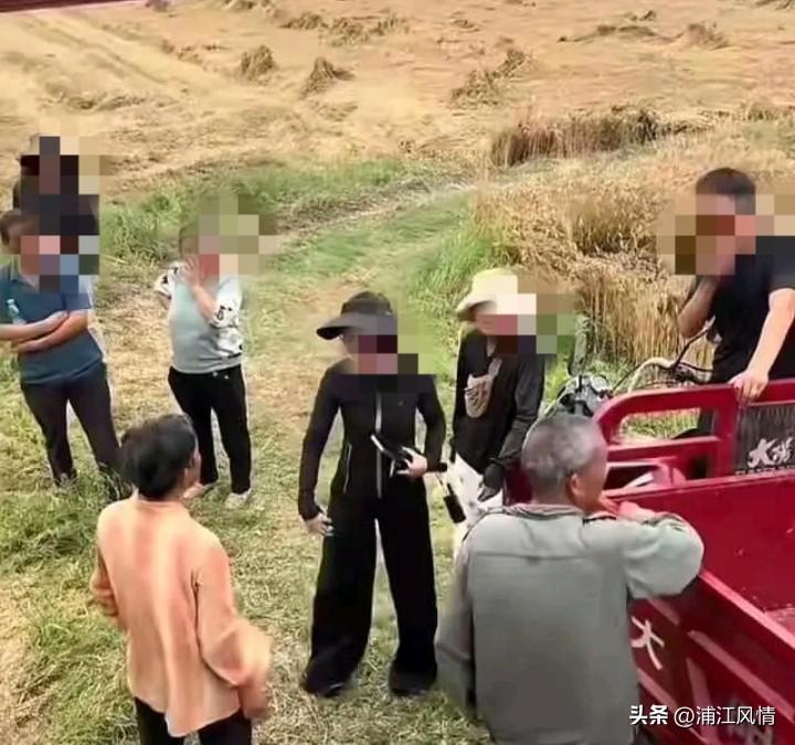 襄阳“割四赔五”与诸葛亮跪在街头
 
近日襄阳“割四赔五”抢收纠纷与诸葛亮街头跪