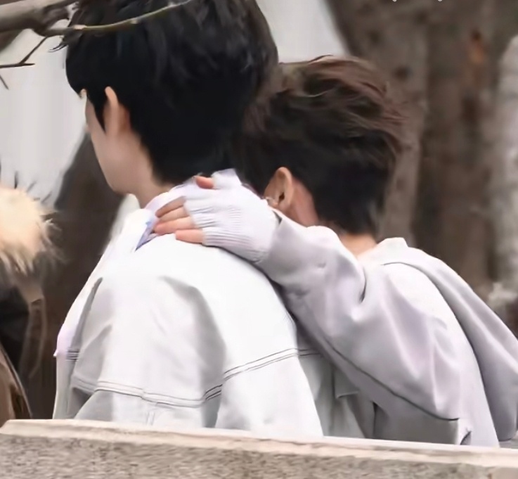 刚刚看路透发现以前看剧觉得长得还不错的一个艺人和小丸玩的还可以诶～小丸是交际花来