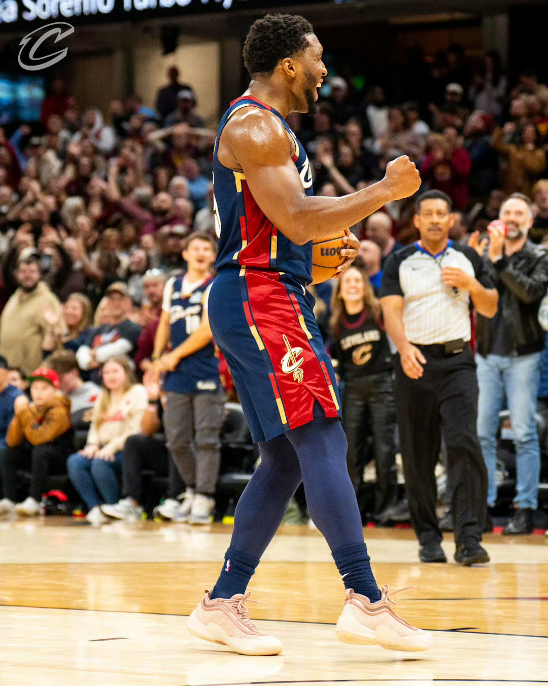 新赛季篮不住骑士米切尔 上半场状态不佳10中1，最后时刻连得8分带队逆转比赛🔄