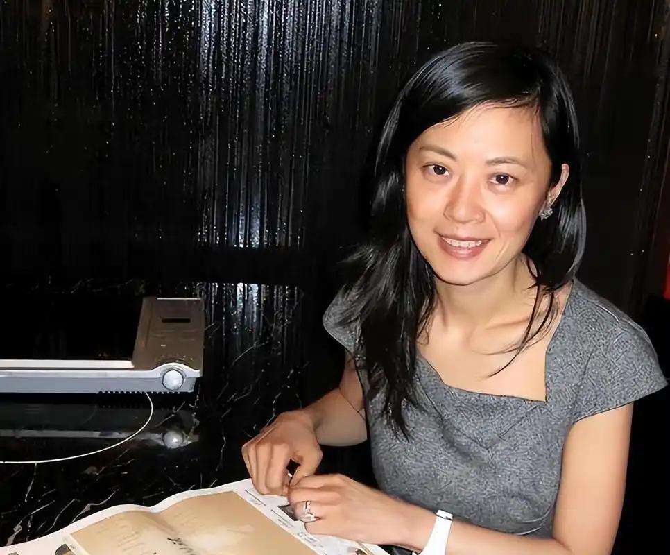 “我愿意放弃中国国籍，自愿加入英国！” 这句话，出自前央视才女主持人姜丰之手，这