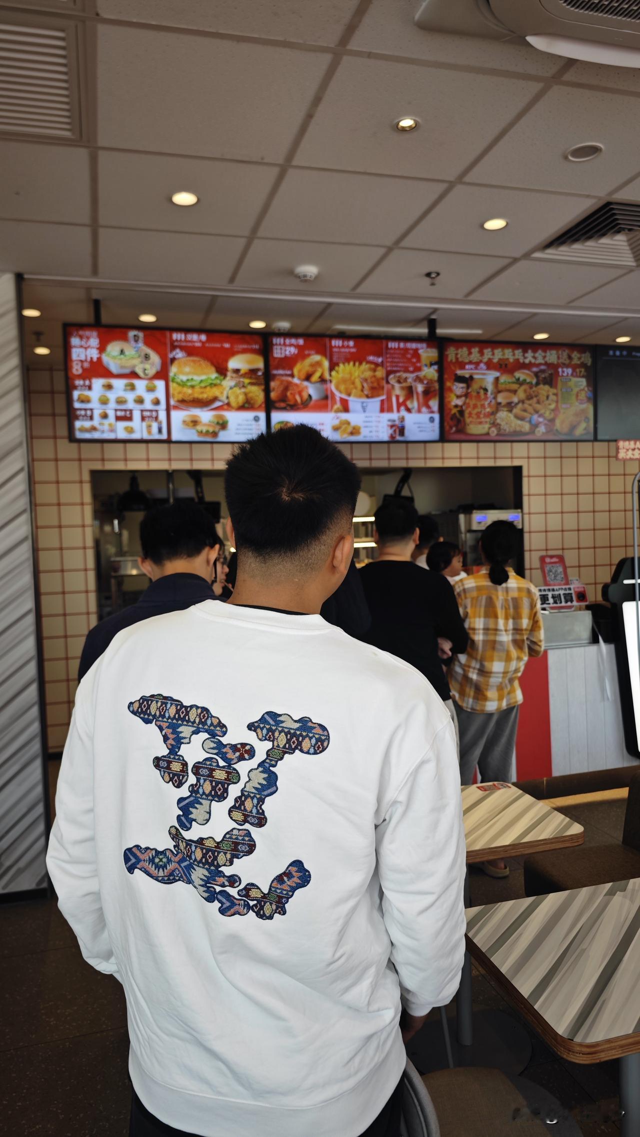 特别选了这个时间来换免费的肯德基，没想到还是这么多人来换，看了一下才发现原来除了