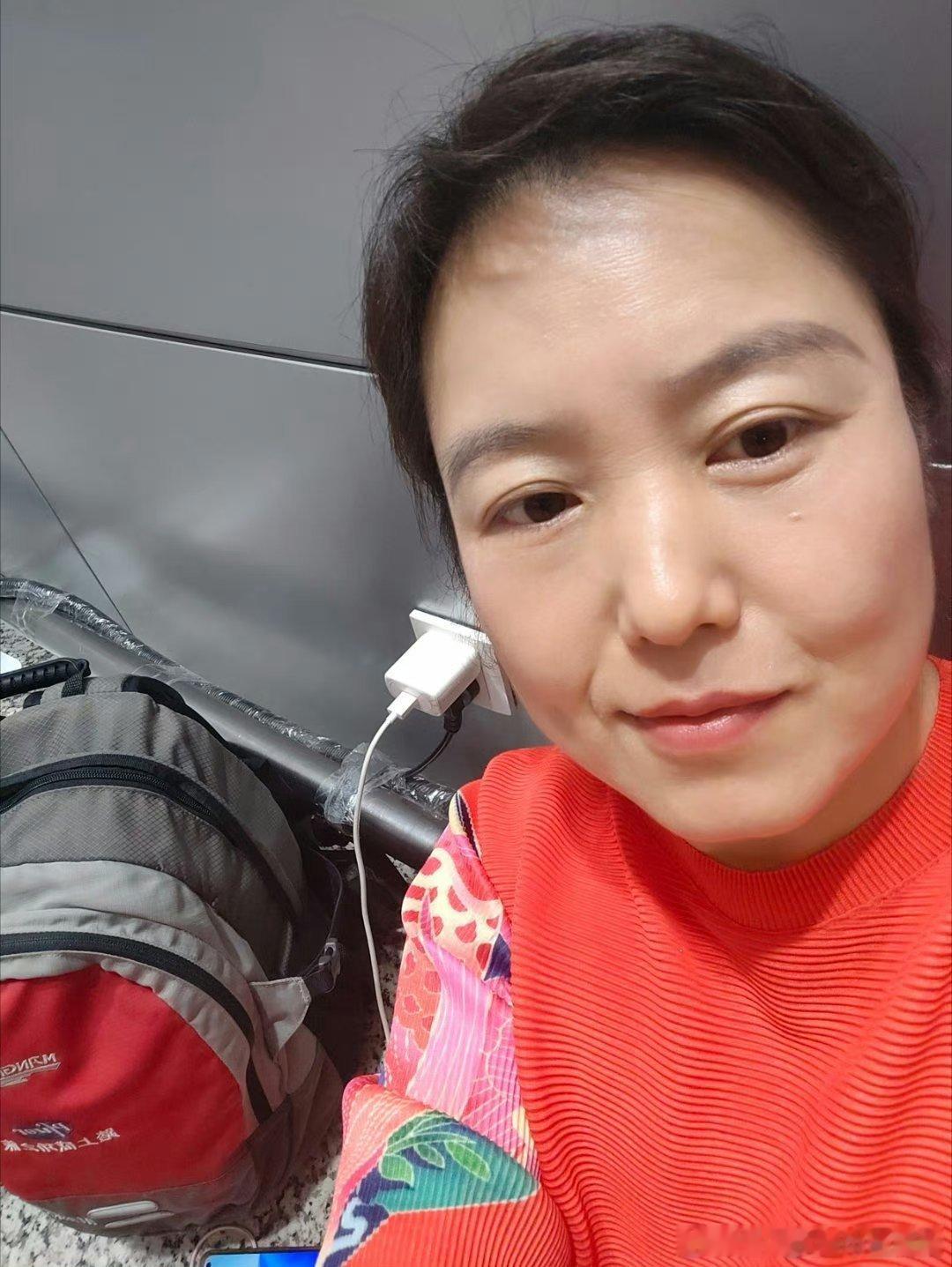 #草本集市##肥猫走南闯北##草本多美##草本cp# 老肥猫在浦东机场地上坐了一