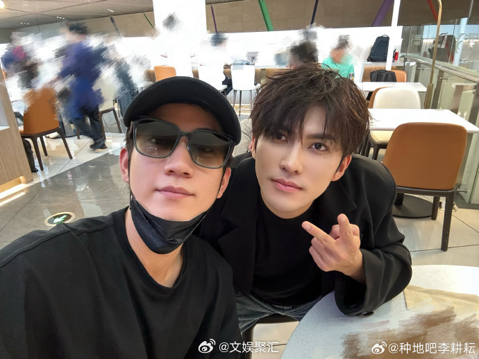 #李耕耘晒机场偶遇王子奇自拍##李耕耘管王子奇叫老宝贝儿# 李耕耘在机场偶遇王子