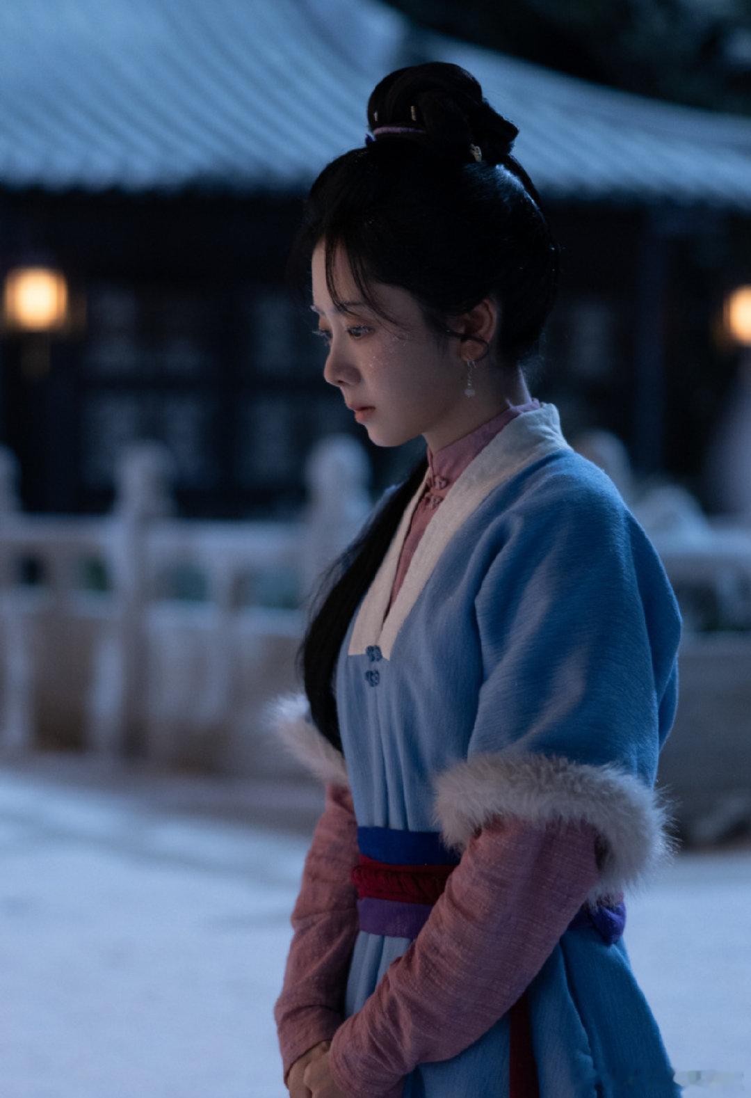 谭松韵雪地戏配音时眼含泪光这段花絮谭松韵配到雪地戏的时候直接红了眼眶谭松韵配音时