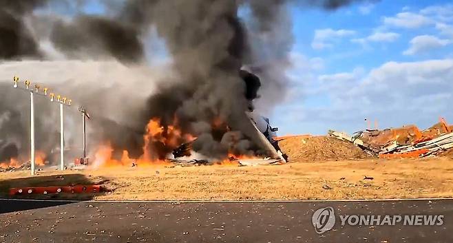 韩国济州航空一架载有181人的客机在全罗南道务安机场着陆时坠毁，飞机撞上跑道外墙