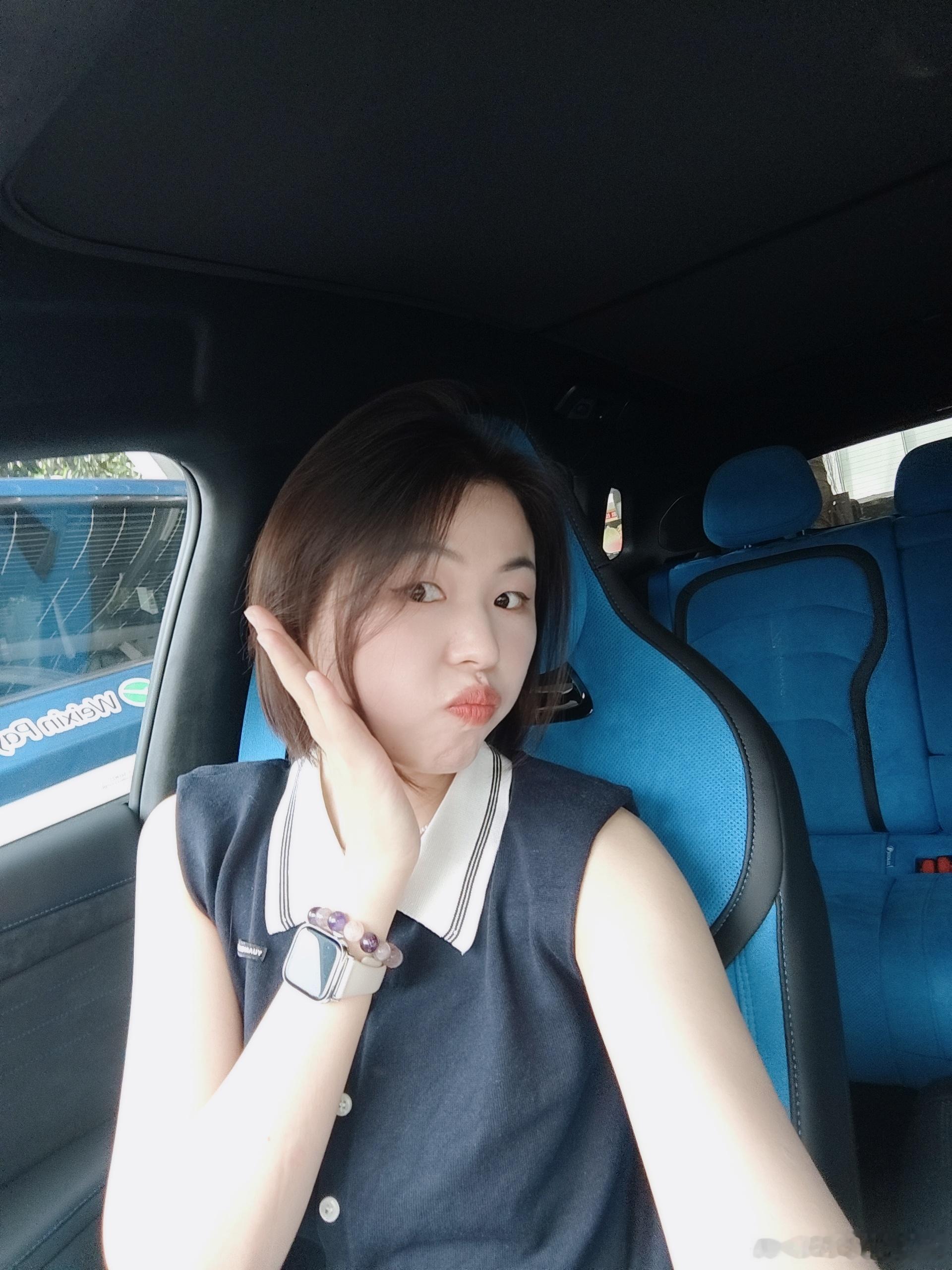 化了个美美的妆开着公司的领克07GT时间限量版去广州参加活动超喜欢它低趴的车身，