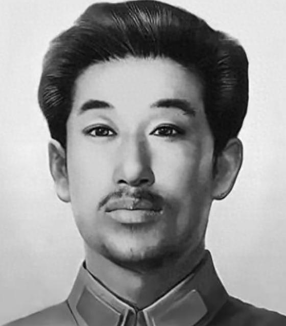 赵尚志牺牲，汉奸踢了踢他的脑袋，旁边叛徒给他一耳光：你没手吗。
 
1942年2