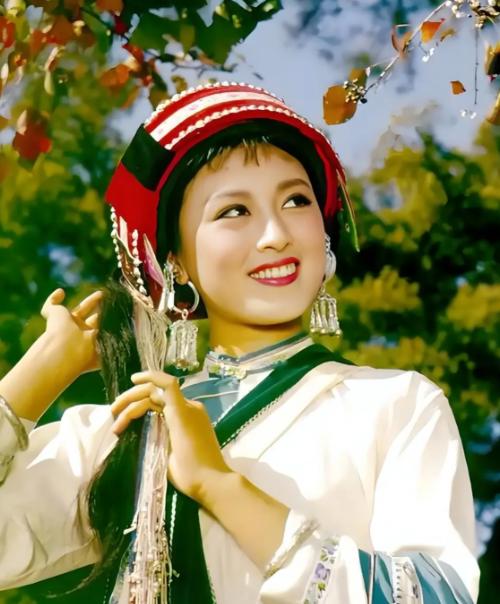 “阿诗玛”杨丽坤2000年逝世，她走后丈夫唐凤楼未再婚，下海经商把思念化成事业；