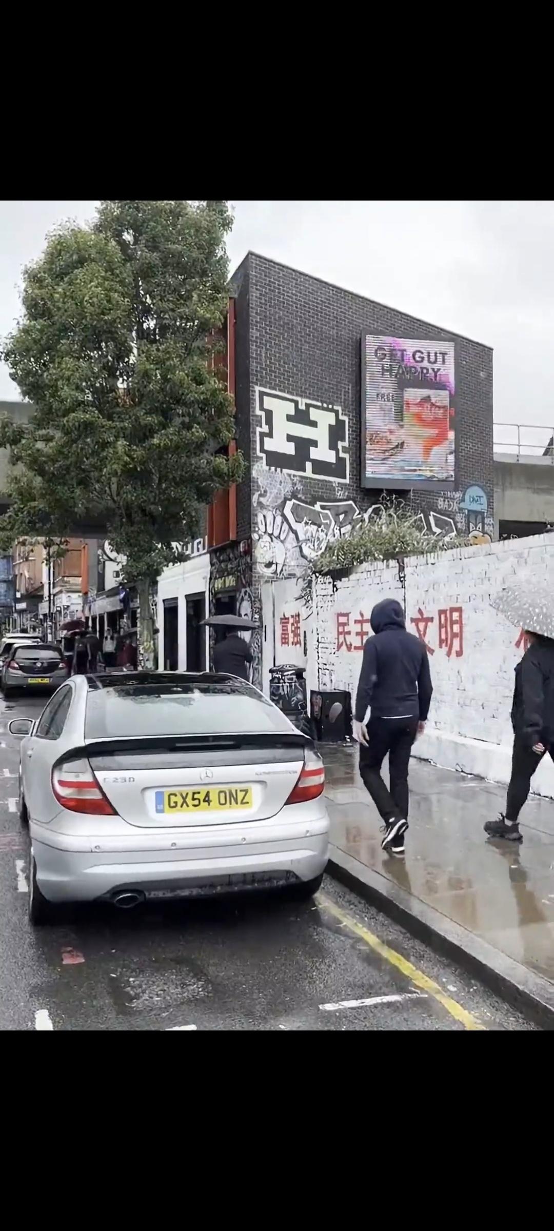 英国街头新刷的中文标语，这很中国！估计在老外眼里汉字很酷炫，很喜欢往自己身上纹汉