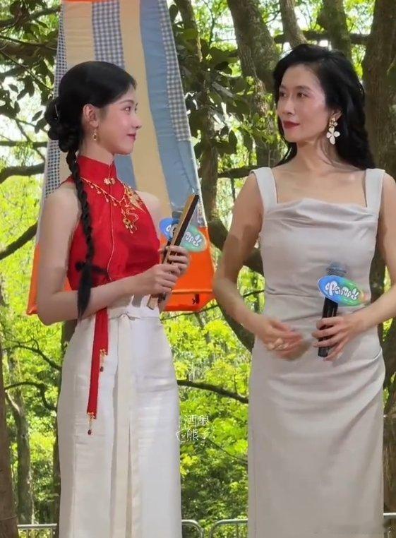 陈都灵温峥嵘差点亲了陈都灵温峥嵘比心饭撒陈都灵和温峥嵘直播贴贴又比心，还差点亲上