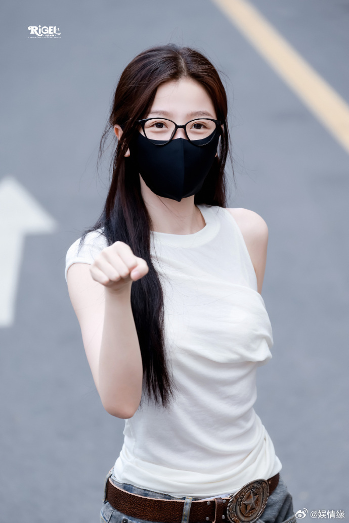 虞书欣小猫握拳捕捉虞书欣可爱瞬间，一身白T搭配黑框眼镜干净清爽，轻轻握拳的姿态，