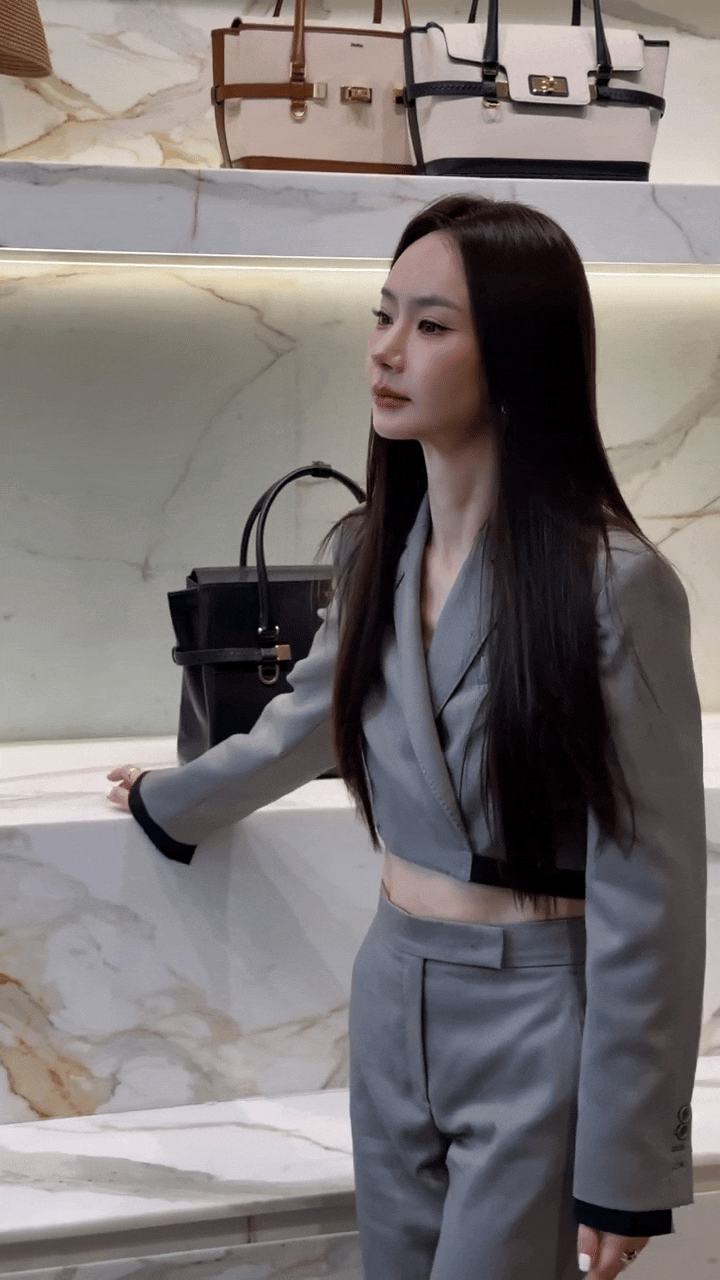 戚薇这也太瘦了吧！小腹上一点多余的肉都没有，女明星果然对身材管理的很严格！