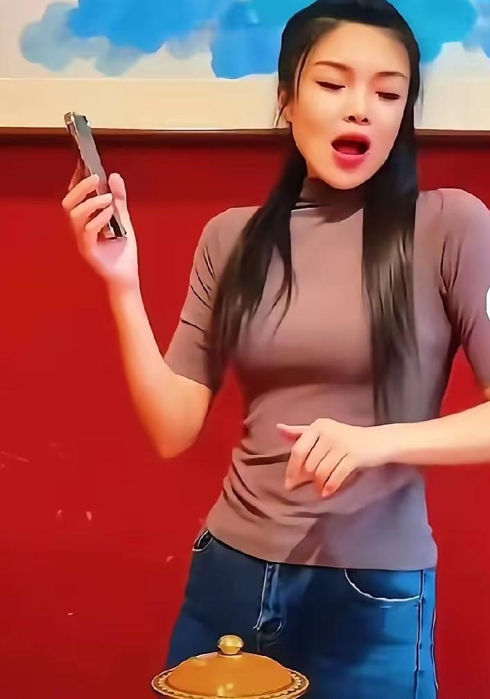 拘留十天。
出来了。
干爹电话再也打不通。
昨天还叫“学好”，全网晒大长腿，指名