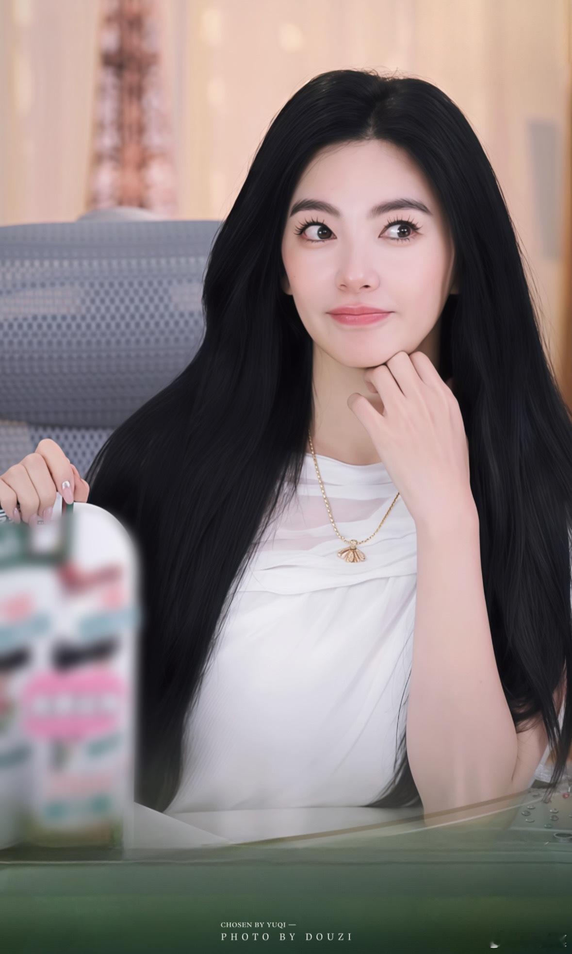 张雨绮的颜值真的是自带滤镜，气质又特别舒服，她的笑自带高光，全世界都跟着明亮起来