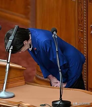 小日子鞠躬的角度，应该是很有讲究的，好像是鞠躬的角度越大，身段放的越低，越表现出