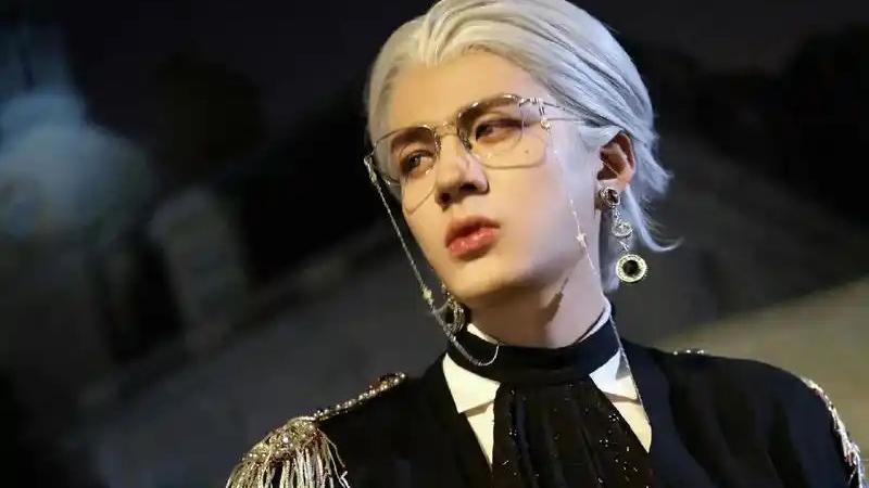 石凯穿女仆装热搜屠榜！“反差萌”被骂媚粉，网友辣评：男明星的“娇妻剧本”该烧了