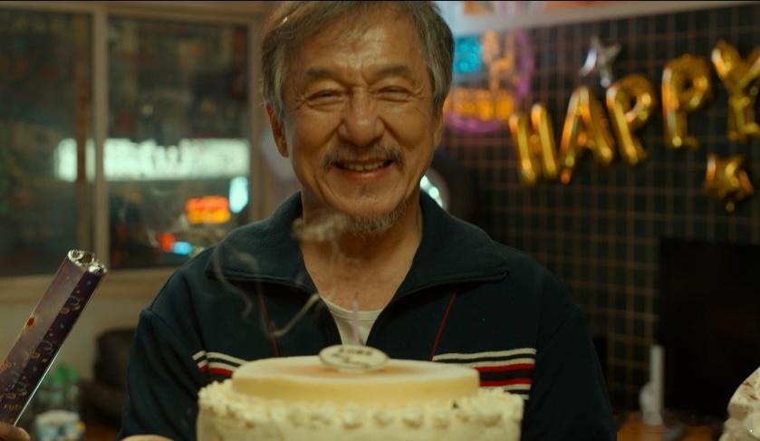 成龙忘东西这段不像演的 谁说成龙只会演动作戏？《过家家》里他演的健忘老人太真实：