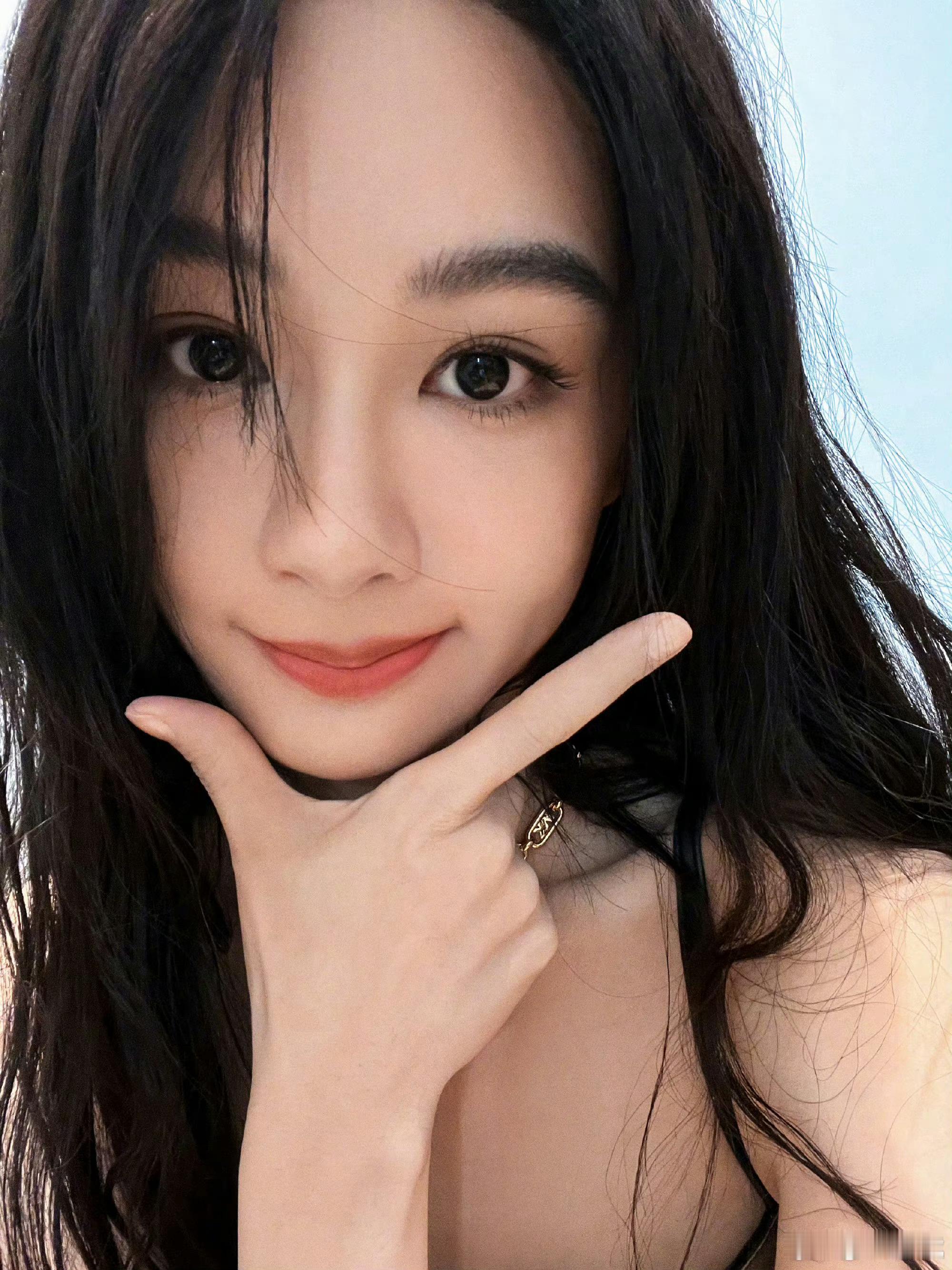 杨紫最新自拍放送！果然美女的拍照姿势都是一样的！好看也是一样哒[doge] ​​