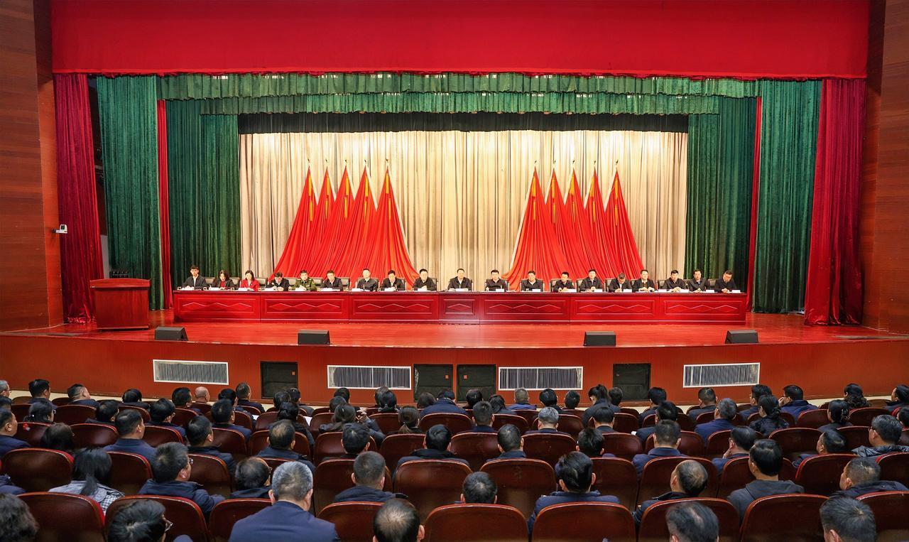 1月5日，邳州市全市深入推进产业发展、乡村振兴、社会治理大会召开，深入贯彻落实省