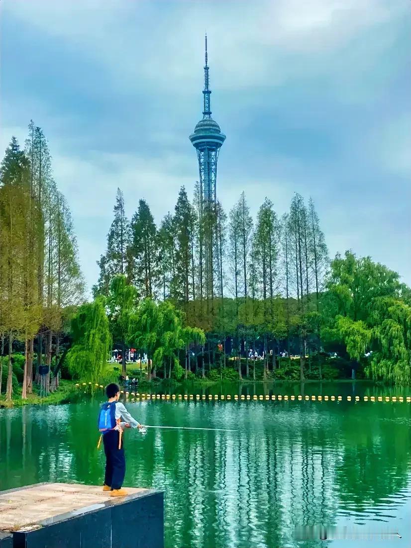 #随手记录秋日生活#
背着书包钓鱼的小孩哥，钓鱼不仅仅是成年人用来休闲减压的利器