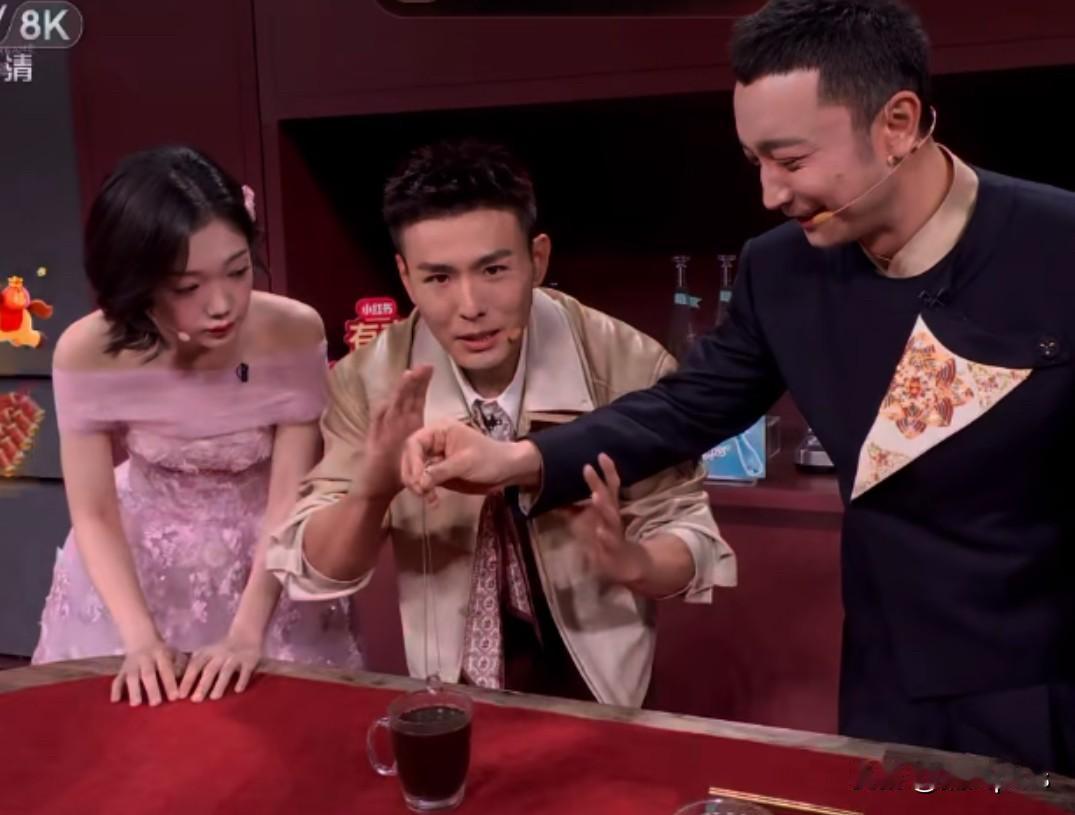 春晚的魔术节目是怎么做到的？可能关键是观众随机打的数字。2162227是预定的结