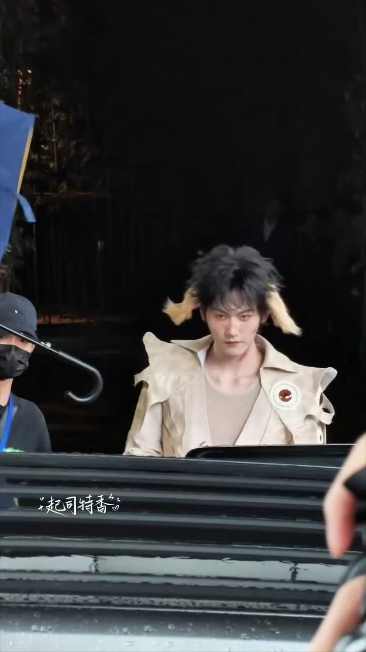 周柯宇狗狗耳朵伤痕妆，萌疯了！老师是谁把我们家金毛大狗狗周柯宇抓伤了！ 