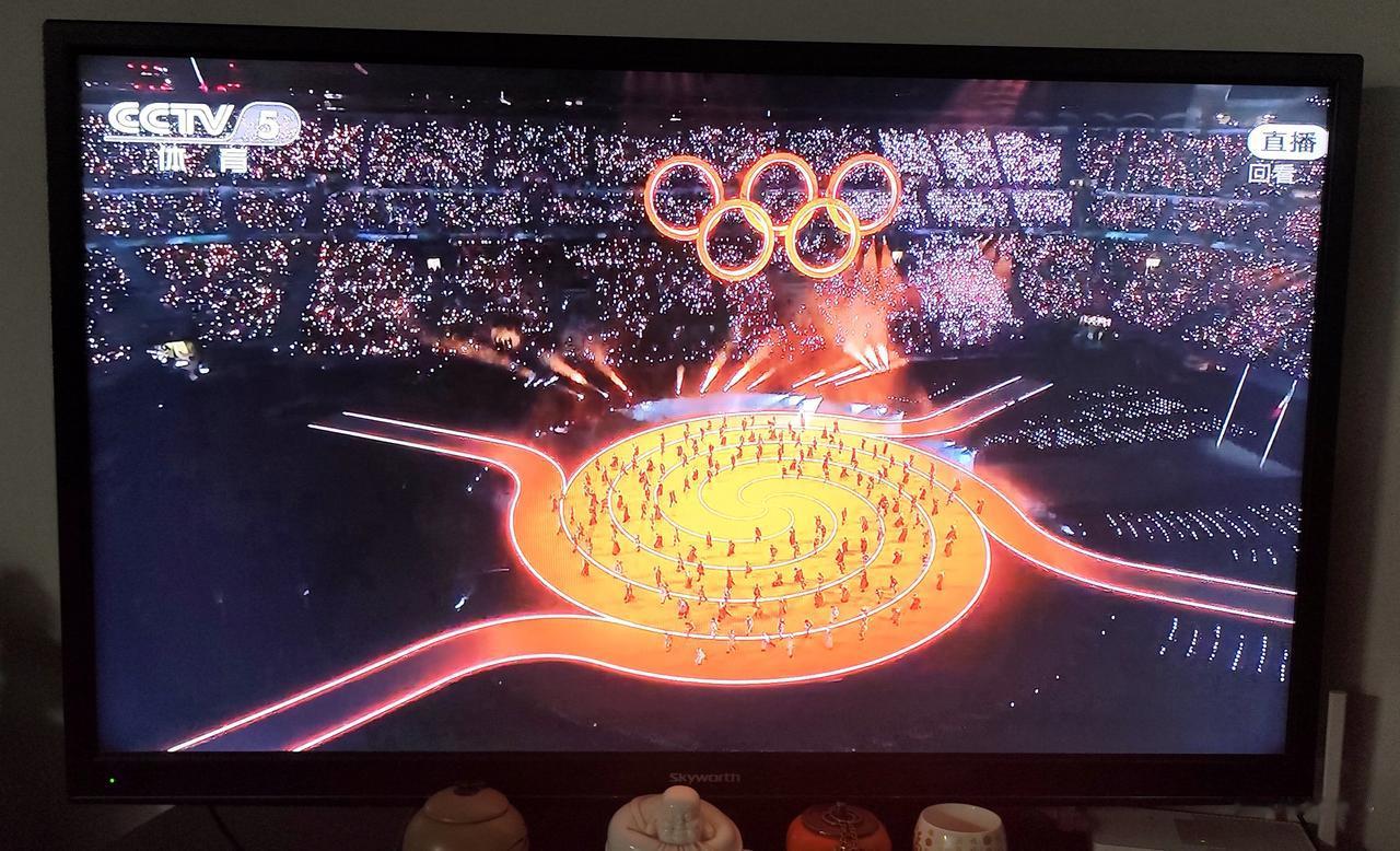 米兰冬奥会开幕式以“和谐”为核心，将这一主题融入每一幕演绎。米兰都市时尚与科尔蒂