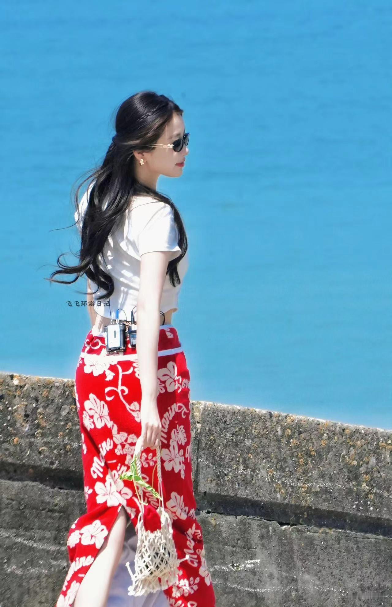 #虞书欣辣妹露腰T# 看👀是海边的辣妹欣欣子！蔚蓝的大海和明媚可爱的欣欣子绝配