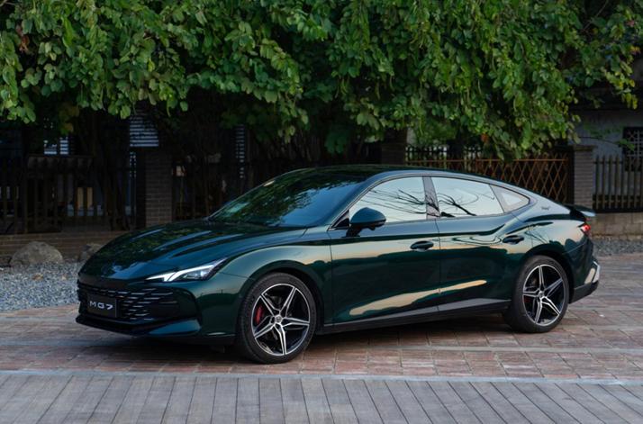 燃油车也能智能！MG7搭8155芯片车机，真正做到了“智能平权”
说到智能车型，