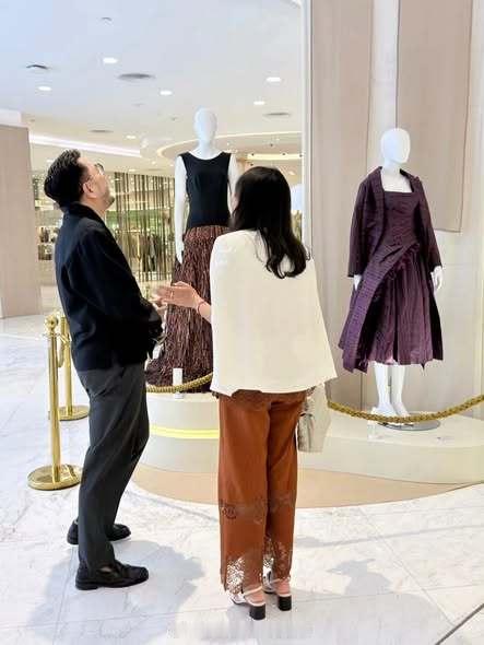 王室[超话]王室不丹王室 2026年8月26日，县城四公主在暹罗参观服饰品牌，这