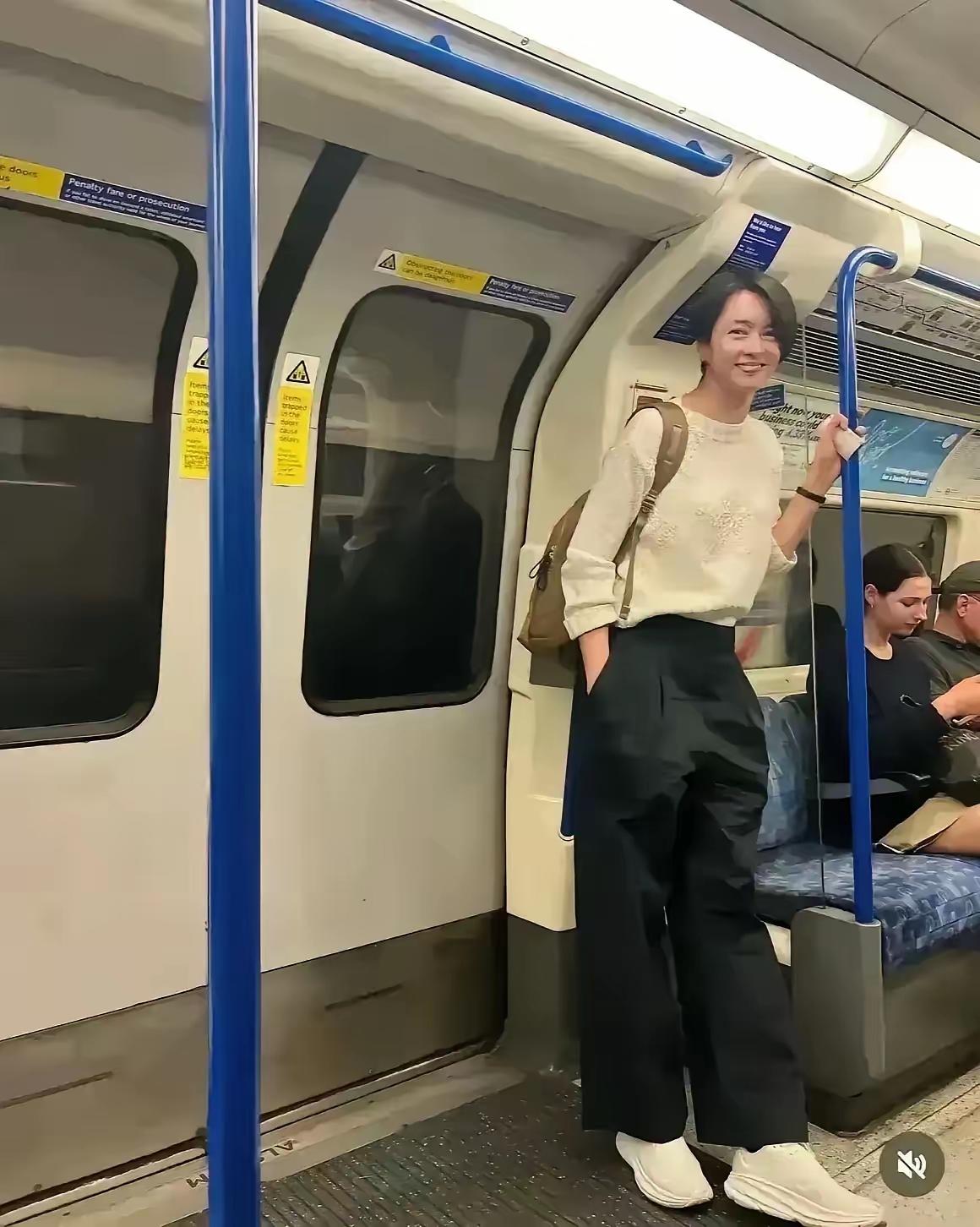 在英国坐地铁偶遇一位绝世美女
你们认识她吗？
她的身高很高，有没有1米9左右，她