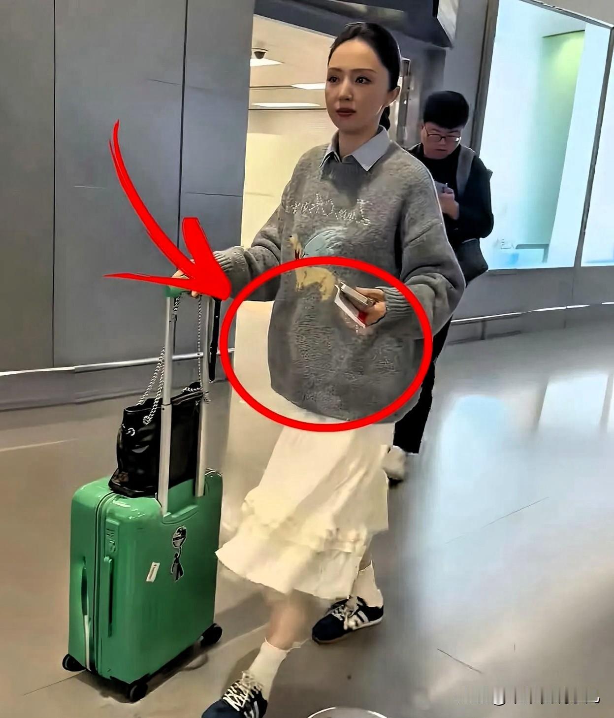 都说“二婚带球”，没想到董璇真的“带球”了。

之前刚刚官宣和新老公的婚讯，就有