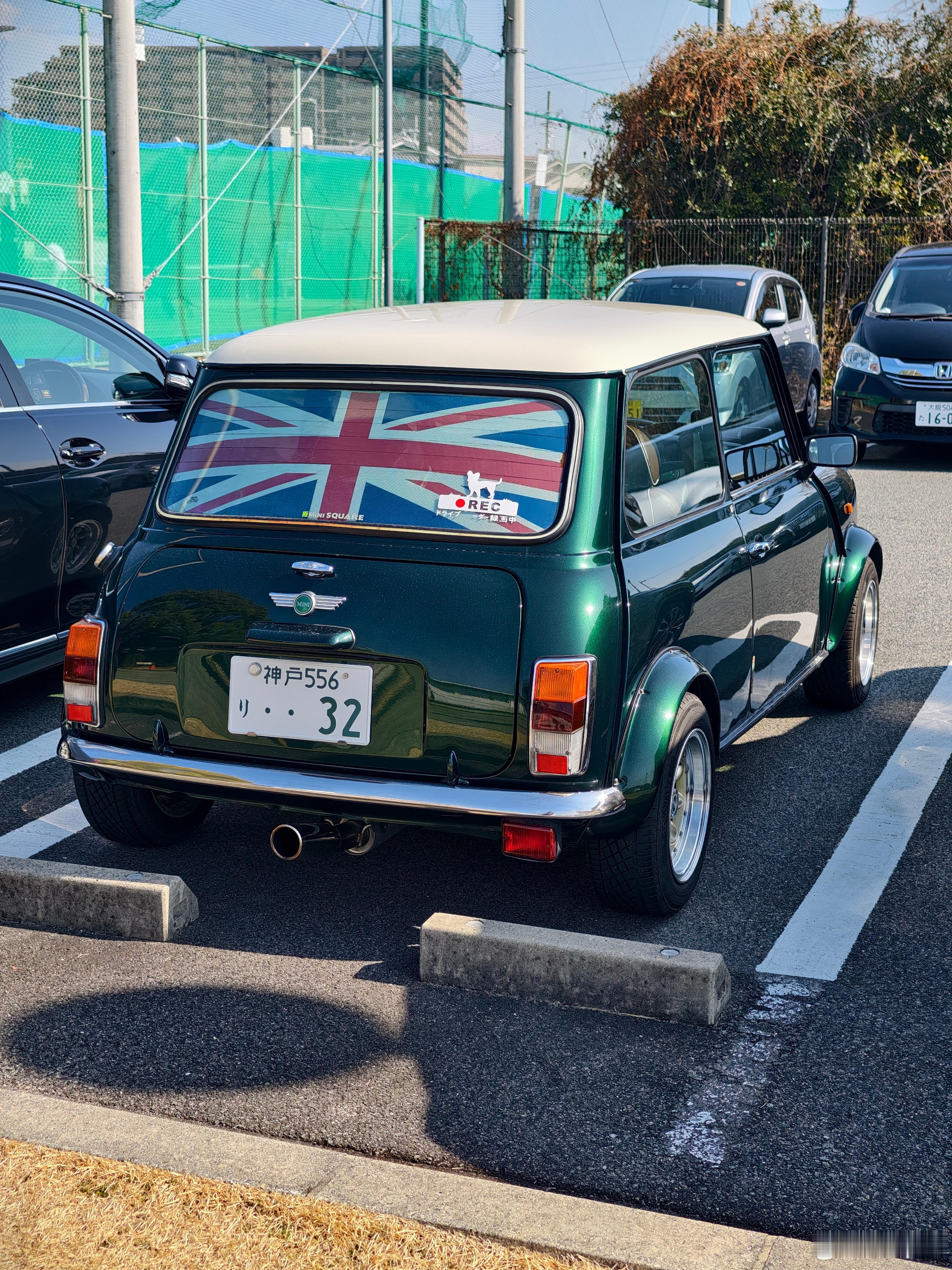 型车街拍几乎每天都能遇到老 Mini。这辆虽然是90年代 Rover 时期的 M